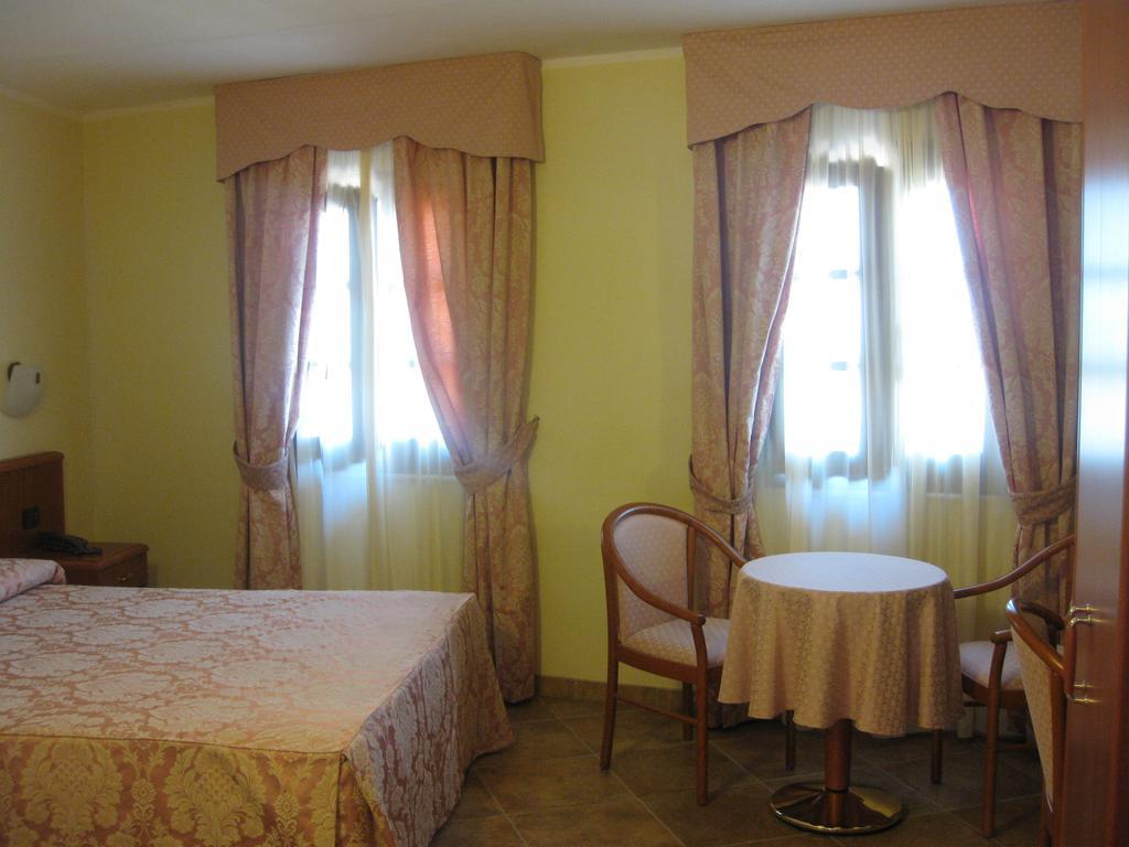 Albergo Giardino Sannazzaro de' Burgondi Номер фото